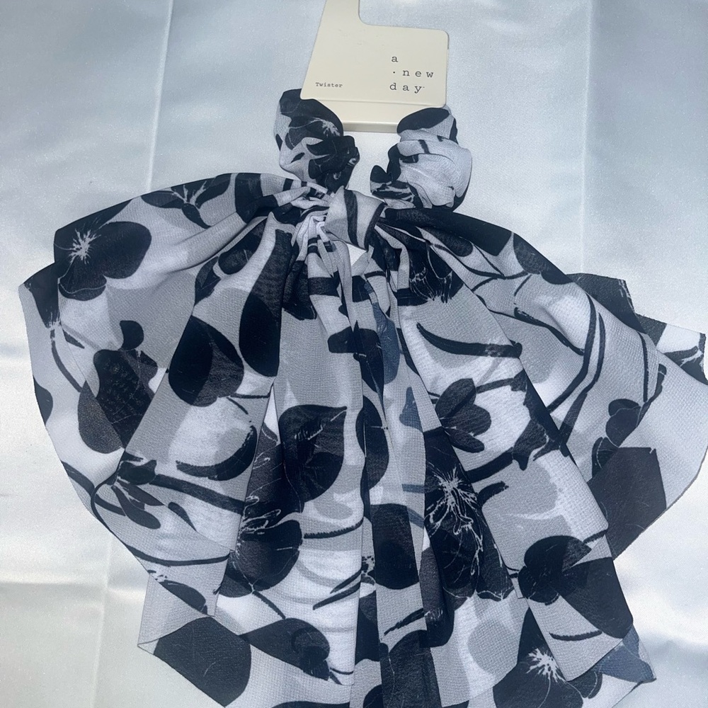 🌸 A New Day Monochrome Floral Twister Hair Accessory 🌸